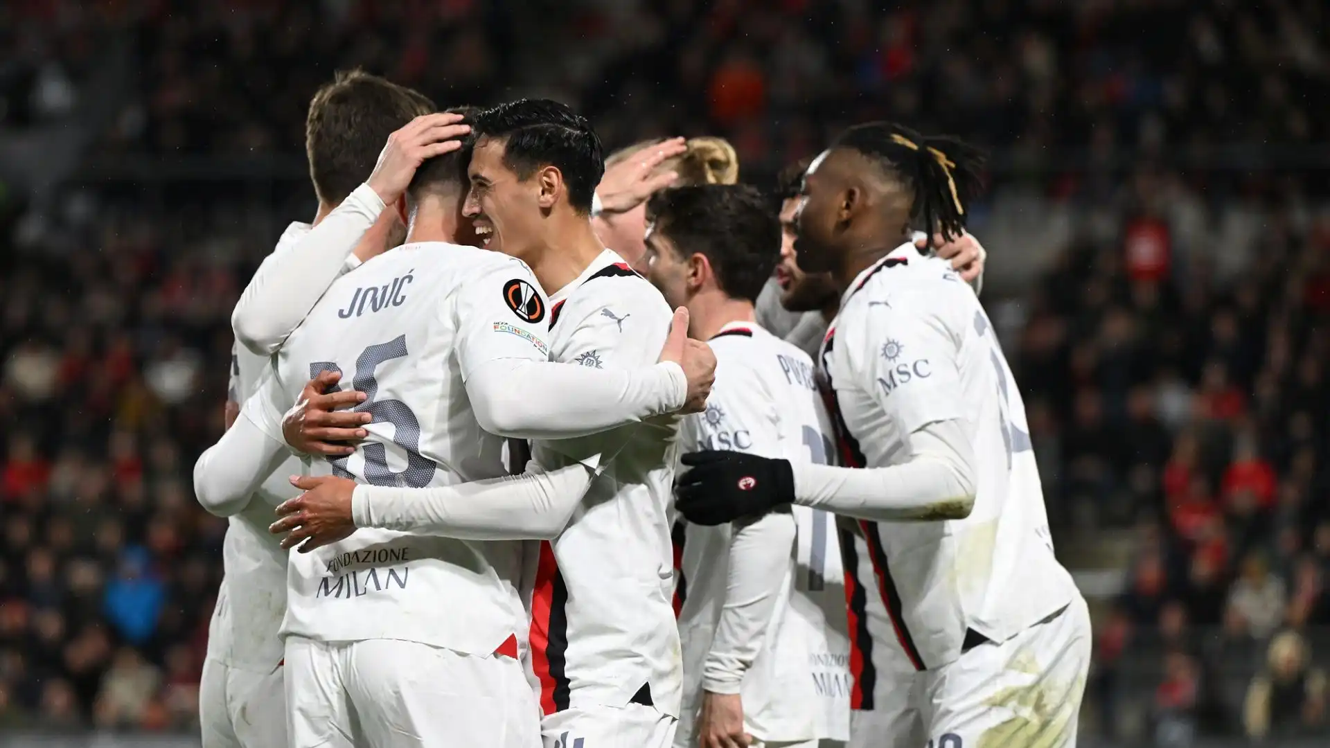 Il Milan passa il turno di Europa League ma il malcontento dei tifosi si fa sentire