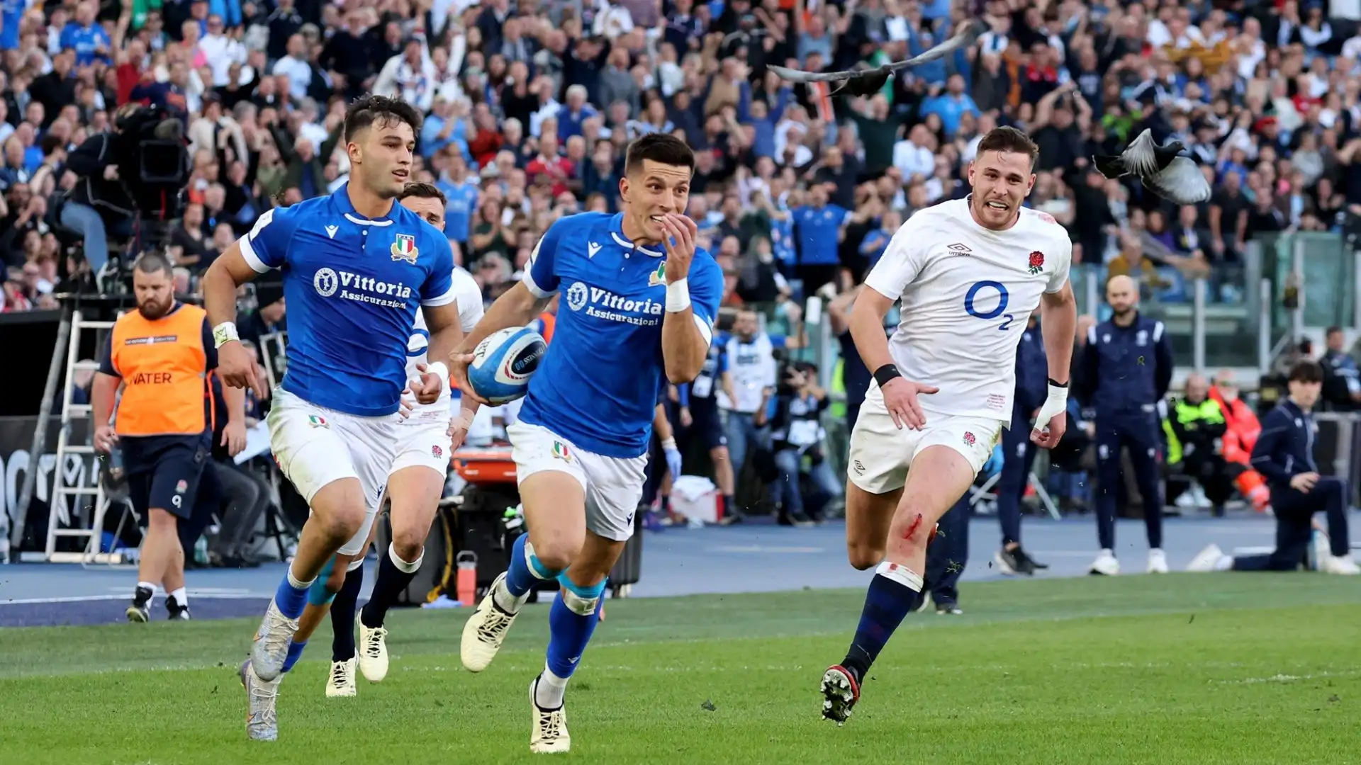 Ripresa decisamente più complicata per la Nazionale: gli inglesi sono scesi in campo più determinati e tonici e hanno firmato il sorpasso in avvio con la meta di Mitchell