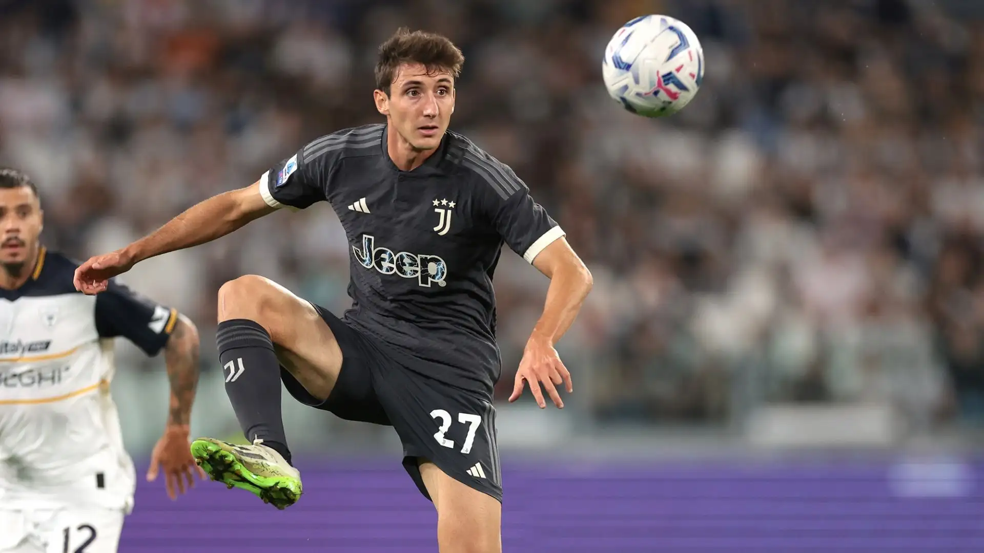 In passato ha giocato per Genoa, Bologna, Empoli, Alessandria e Savona
