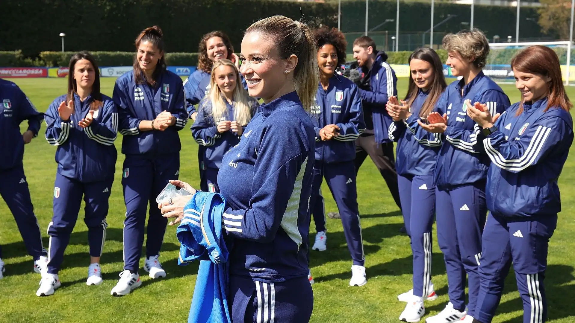 Al termine dell'allenamento le compagne hanno omaggiato la conduttrice di una maglia autografata