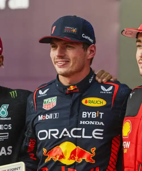 Leclerc-Hamilton: alleanza contro Max Verstappen. Foto