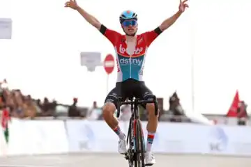 Lennert Van Eetvelt, fuga per la vittoria all’UAE Tour