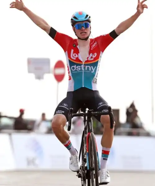 Lennert Van Eetvelt, fuga per la vittoria all’UAE Tour