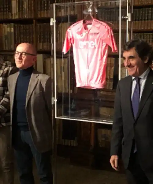 Una dedica toccante sulla Maglia Rosa 2024