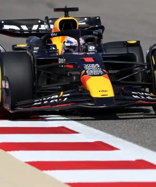 F1, test Bahrain: Max Verstappen il più veloce della mattinata, seconda la Ferrari di Charles Leclerc