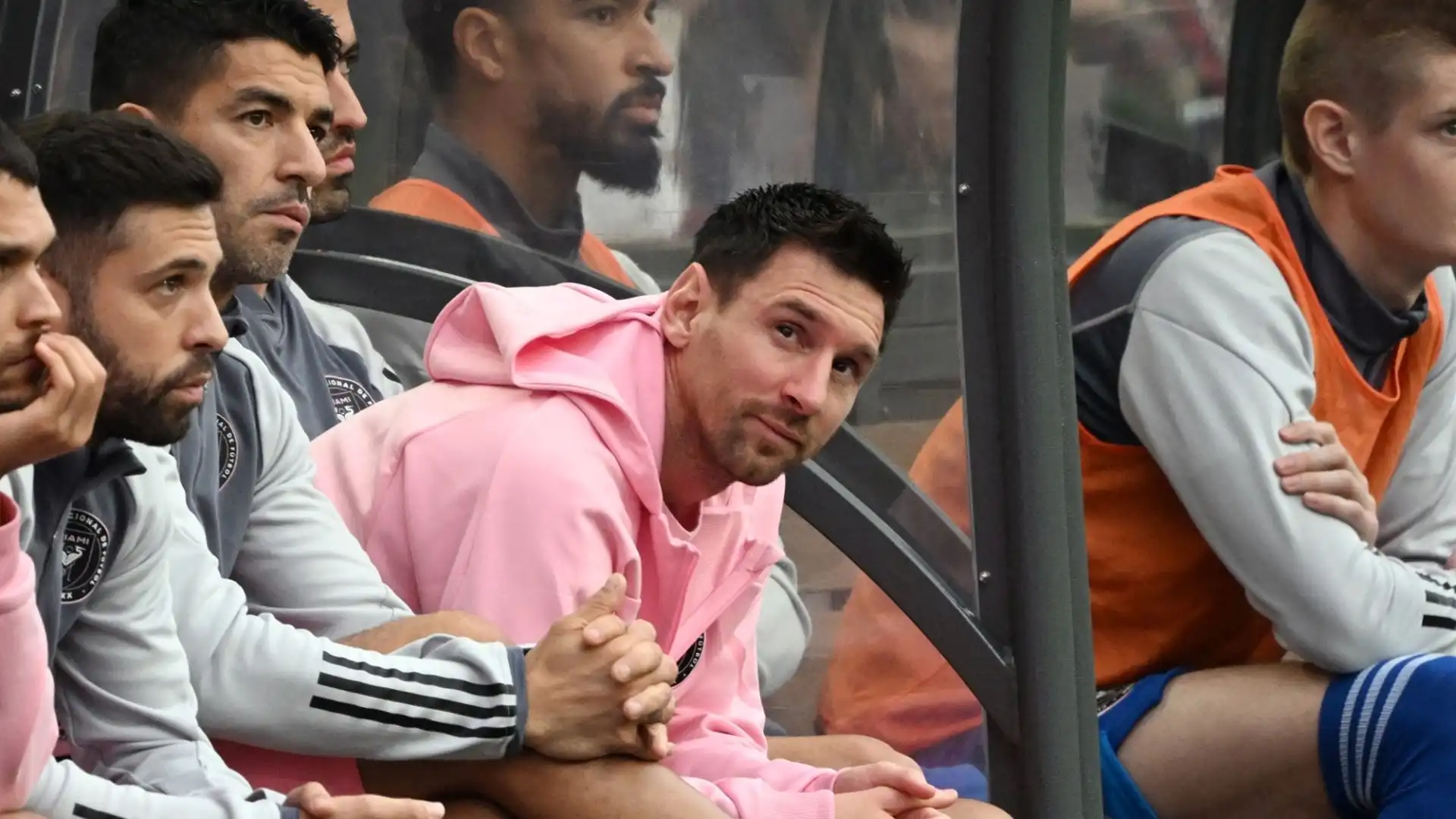 Lionel Messi non gioca ad Hong Kong ed esplode la furia dei tifosi