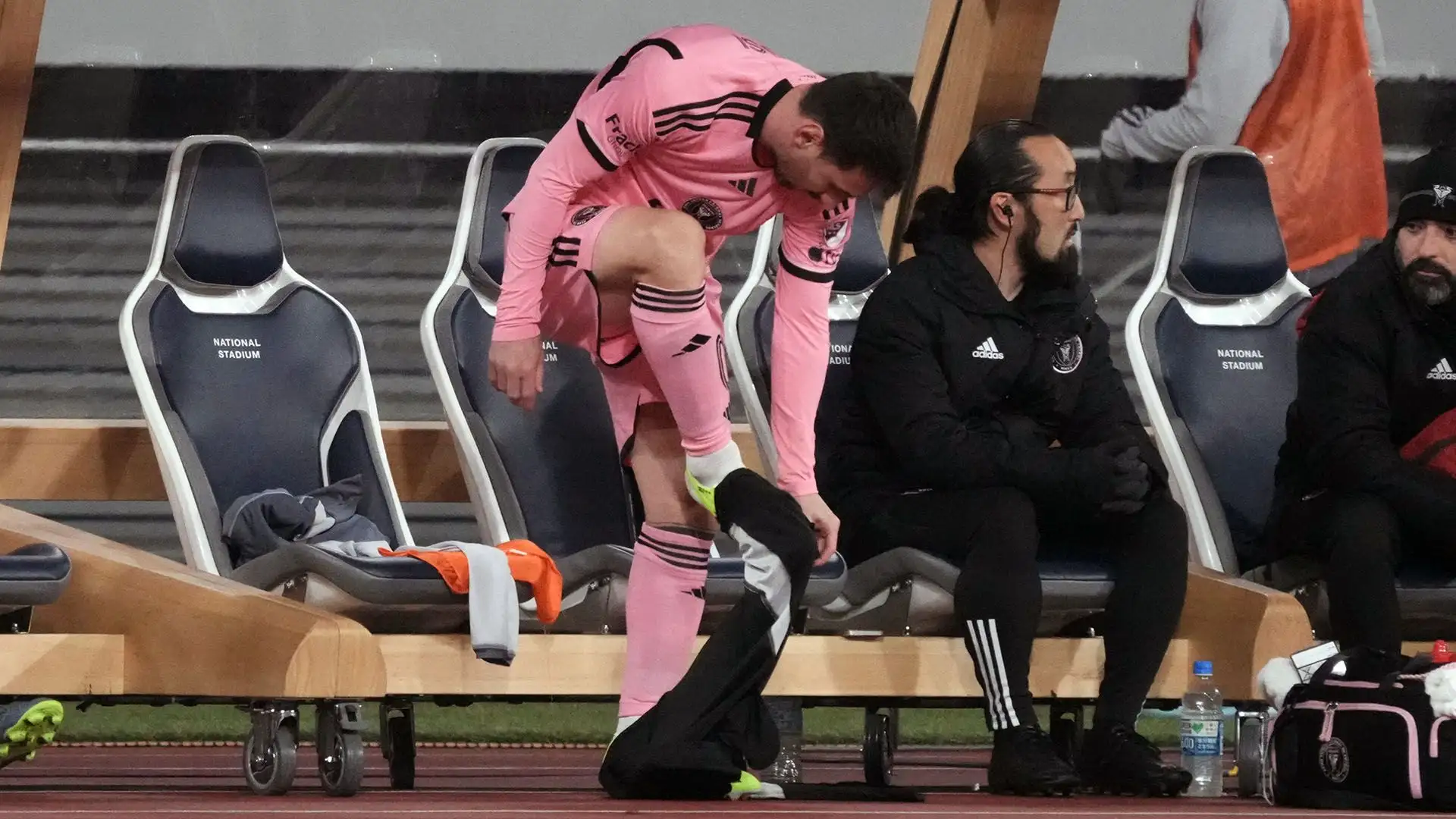 Infuria la polemica in Cina dopo che l'attaccante dell'Inter Miami Lionel Messi non è sceso in campo nell'amichevole di Hong Kong