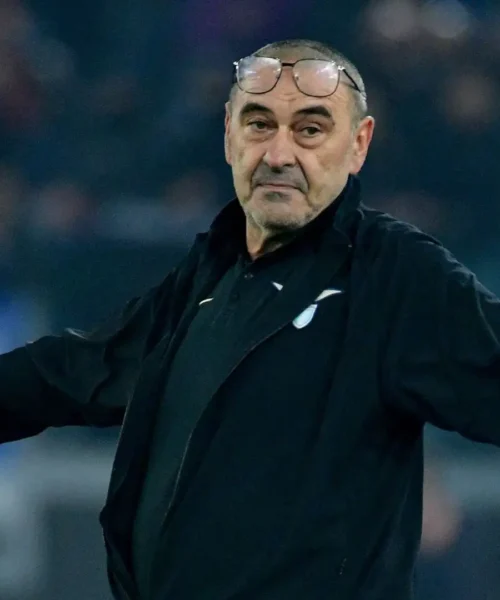 Maurizio Sarri resta l’allenatore della Lazio, è ufficiale