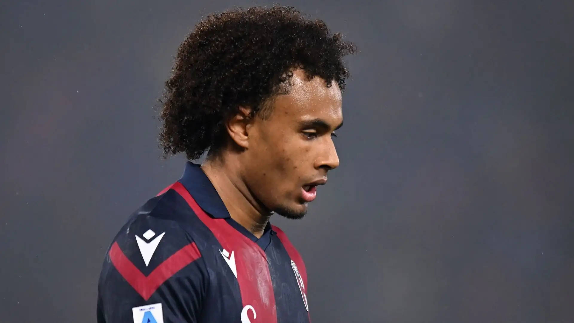 L'attaccante olandese è una vera e propria ossessione per i dirigenti rossoneri, che riflettono su come accontentare il Bologna
