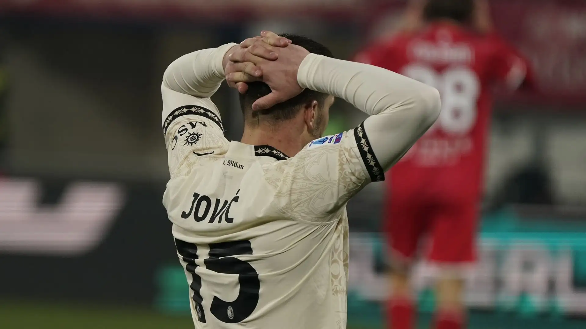 E poi Jovic: una partita disastrosa, mette in difficoltà i compagni con una reazione ingiustificabile 