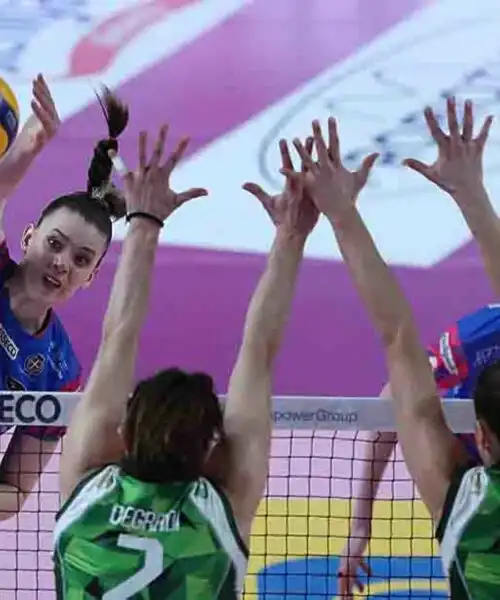 Le nuove gemelle russe della schiacciata colpiscono ancora: le foto