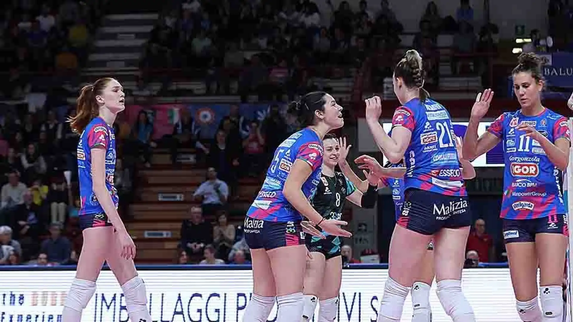 Igor in campo con Akimova opposta a Bosio, Bonifacio e Danesi centrali, Bosetti e Markova schiacciatrici e Fersino libero