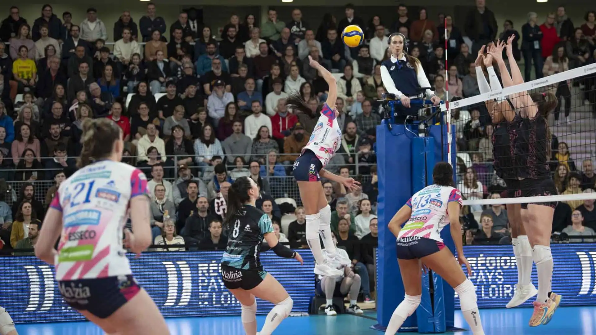 Gare di andata e ritorno con 3 punti assegnati per la vittoria per 3-0 o 3-1, 2 punti per la vittoria per 3-2, 1 punto per la sconfitta 2-3 e 0 punti per la sconfitta 1-3 o 0-3.