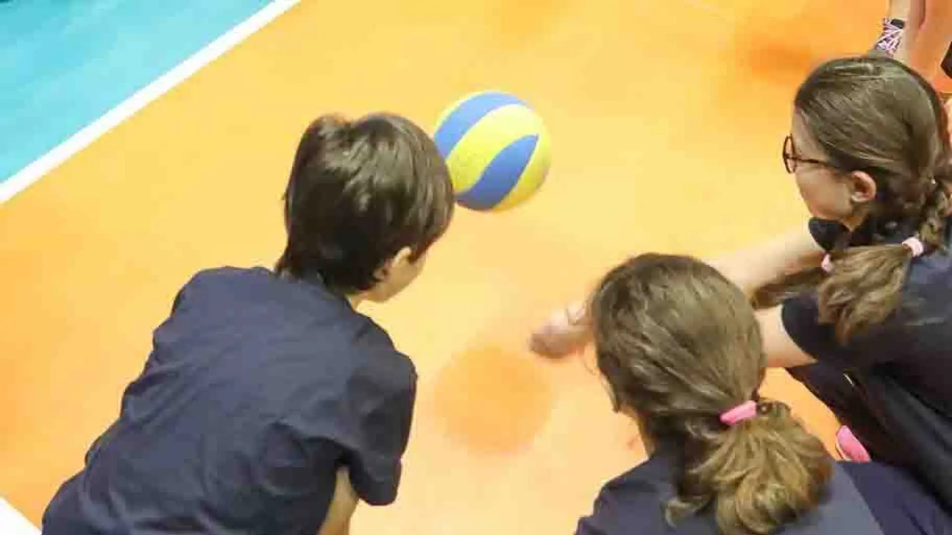 Come sempre, grandissima la partecipazione sia in campo sia sulle tribune dell’Arena, con oltre 300 bambini coinvolti tra tanta pallavolo, giochi, intrattenimento e grande divertimento ma non solo.
