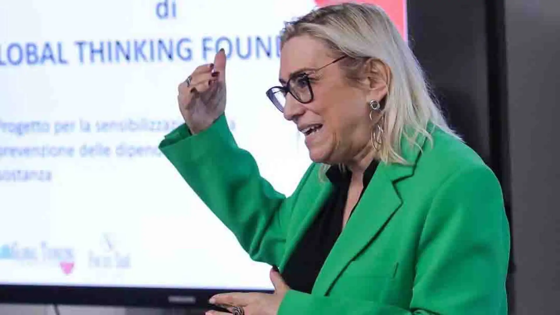 Durante la mattina, infine, i genitori, seduti sulle tribune, hanno avuto la possibilità di partecipare al workshop formativo di Global Thinking Foundation dal titolo “Dipendenze: NO GRAZIE”.