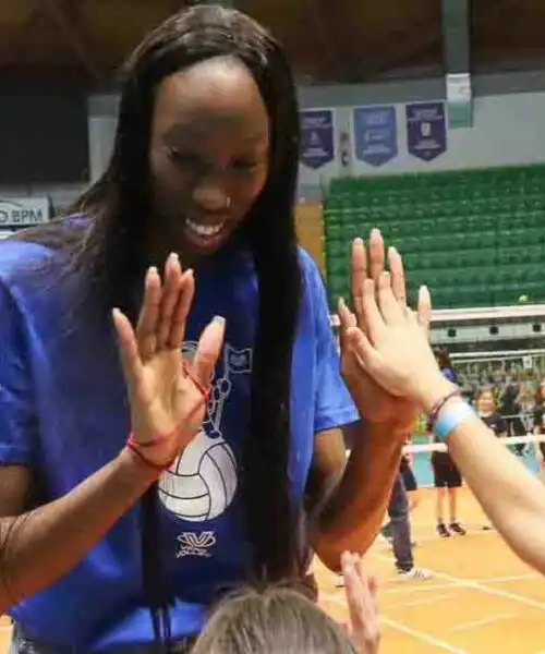 Visita a sorpresa per Paola Egonu e compagne: le foto