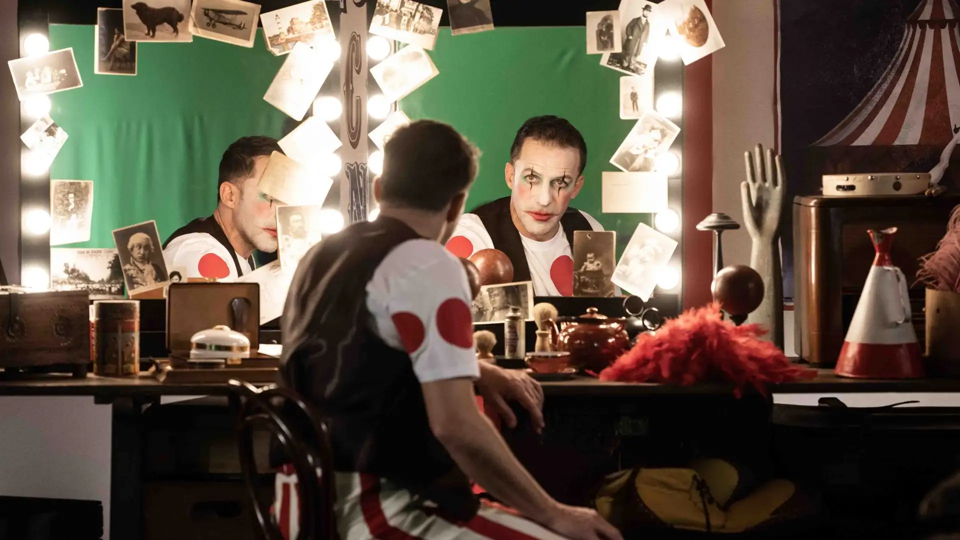 In sala trucco è spuntato anche Alessandro Del Piero in versione pagliaccio. Foto di Jule Hering.