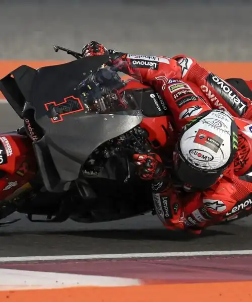 Test MotoGP in Qatar: Pecco Bagnaia davanti a tutti, cade Marc Marquez