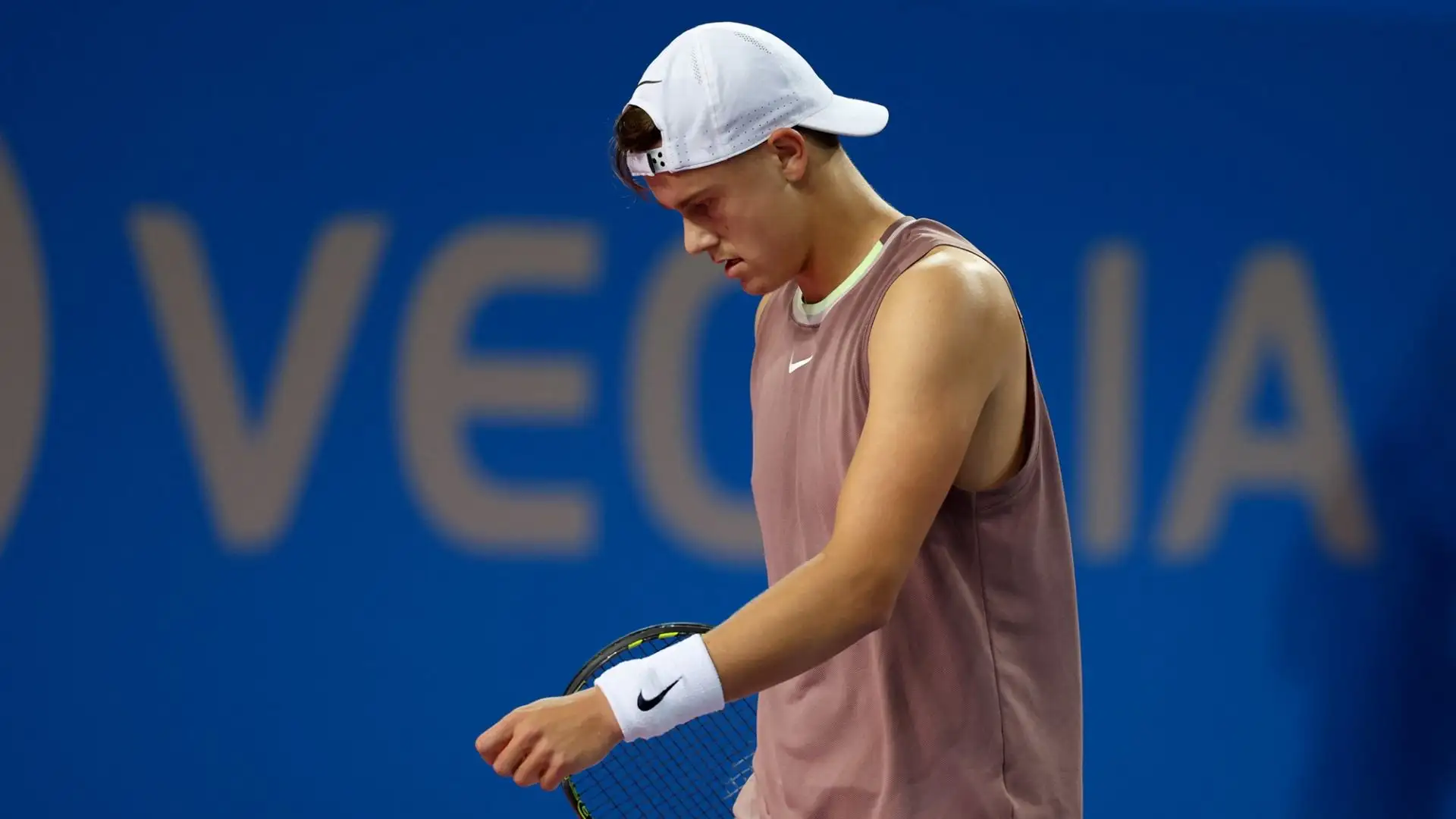Il tennista danese ha pagato anche la confusione tecnica: in pochi mesi ha cambiato più allenatori