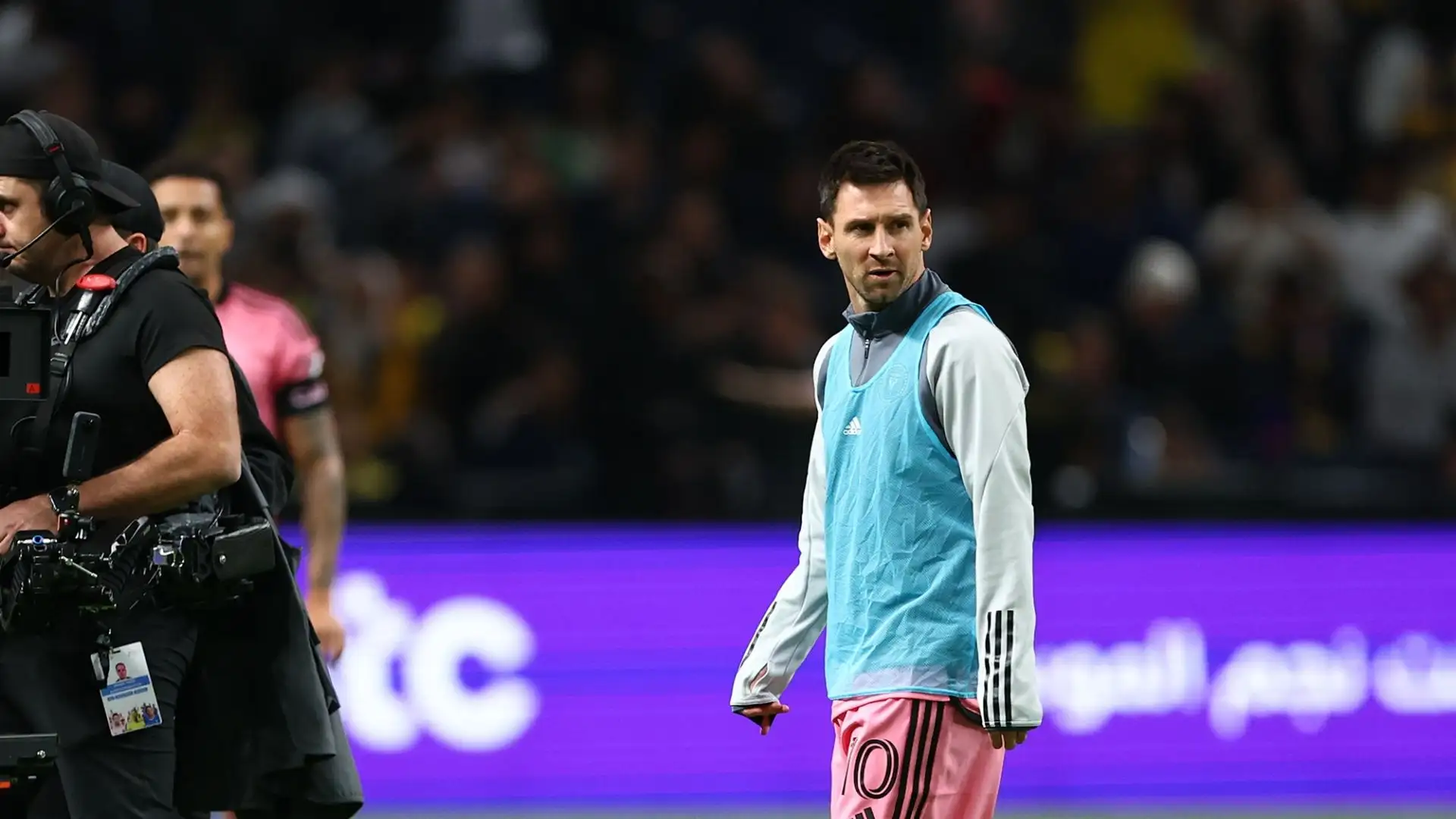 Il pubblico impaziente ha urlato: "Dov'è Messi?"