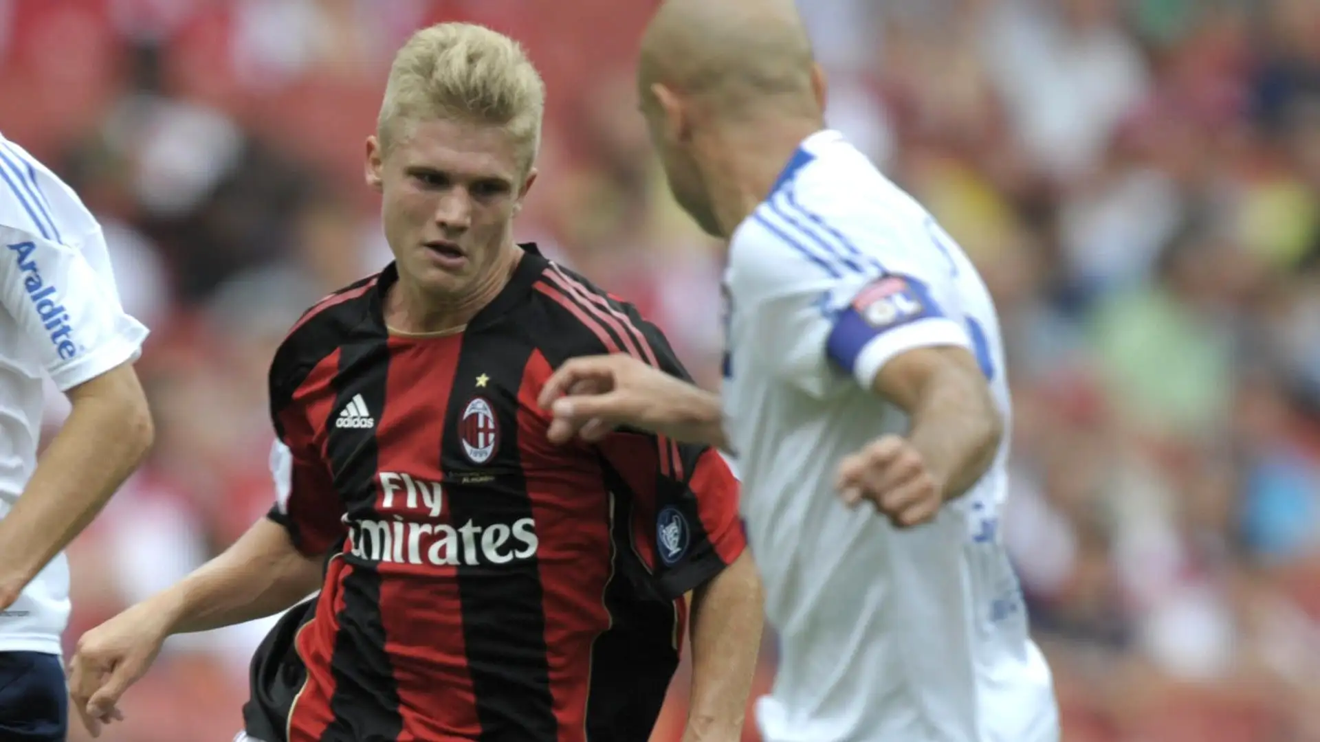 Nelle giovanili del club ha mostrato grandissime qualità che gli hanno permesso di esordire in prima squadra nel 2010 in Champions League
