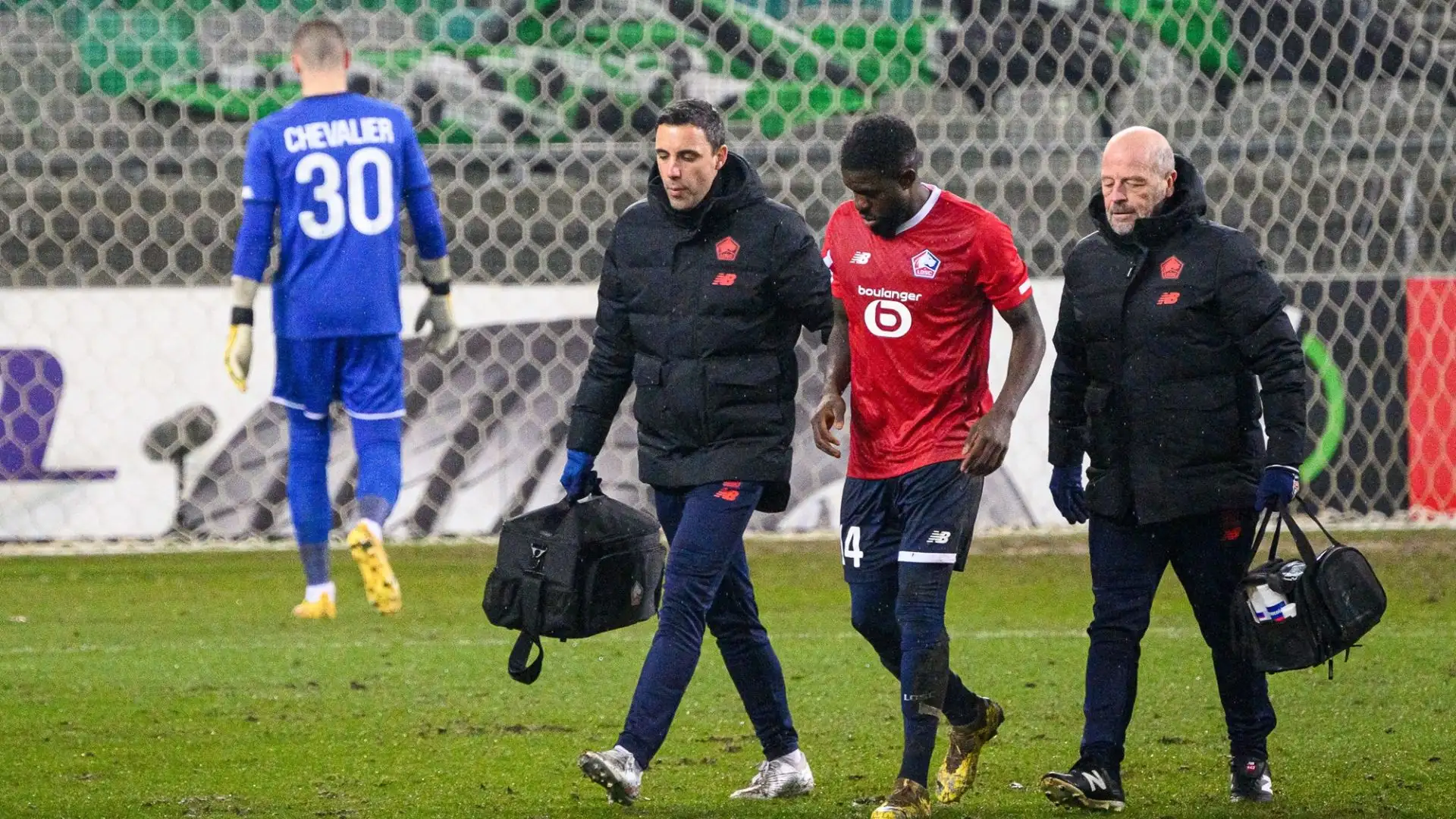 Umtiti, vittima in passato di infortuni simili, in estate potrebbe anche ritirarsi, secondo quanto riportano i media francesi e spagnoli