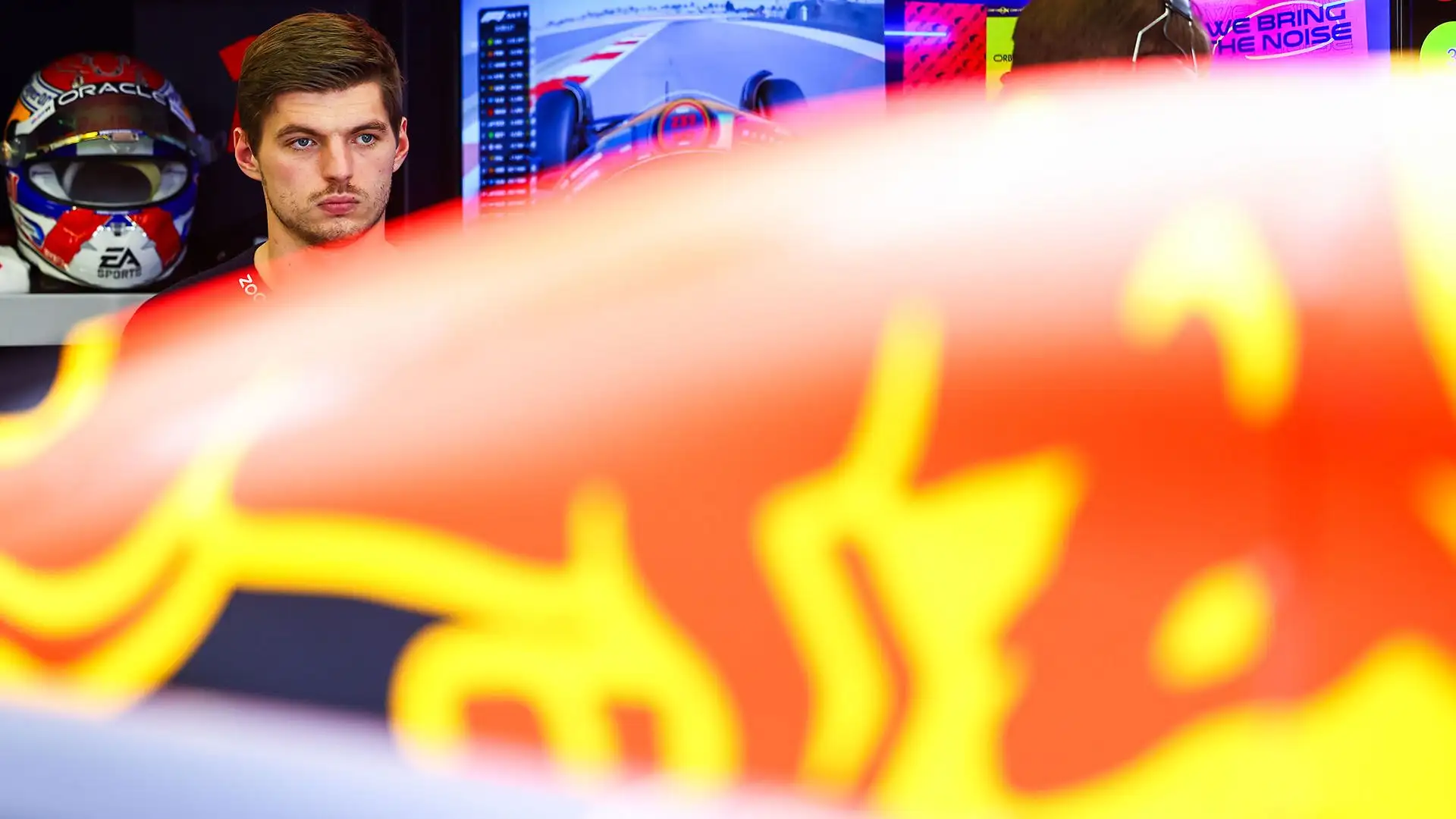 "Rido perché sono sorpreso, ma non lo sono. Credo che sia una squadra che dà il meglio di sé quando vince", ha detto Ricciardo a Motorsport