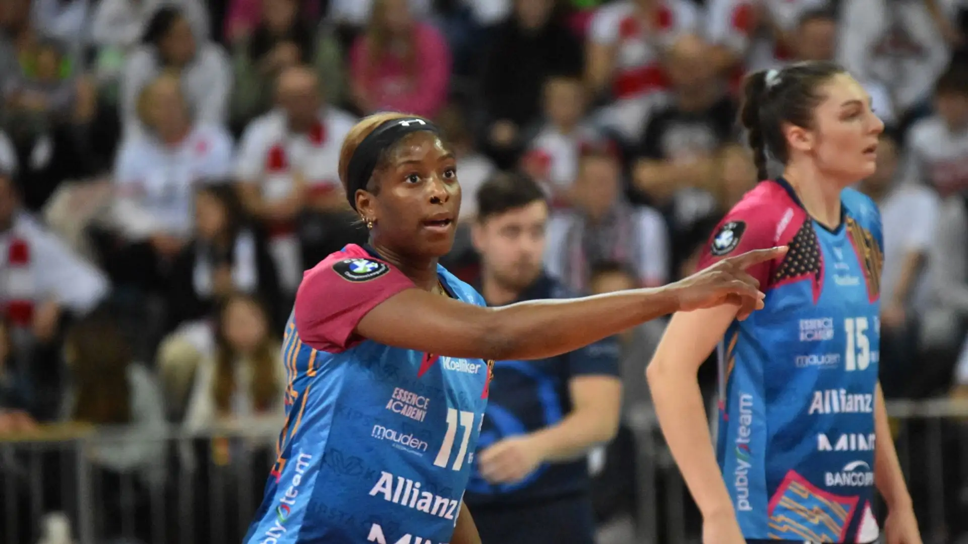 Dopo la battuta di Diouf e un primo attacco non andato a segno di Heyrman, Myriam Sylla ha alzato un pallone difficilissimo, da lontano e da dietro per Egonu.