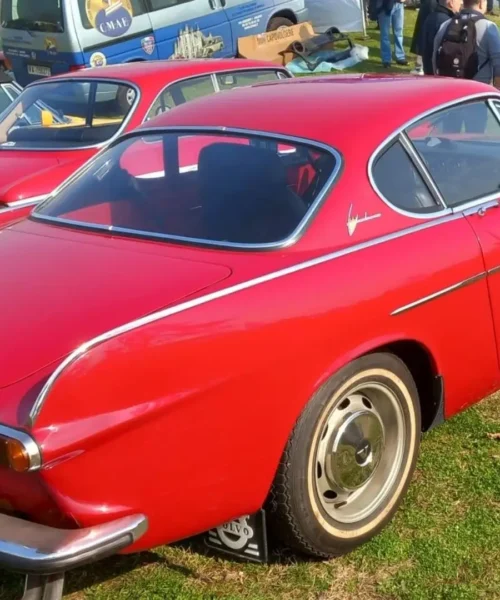 La sorprendente storia della sportiva svedese più amata: le foto della Volvo 1800 S