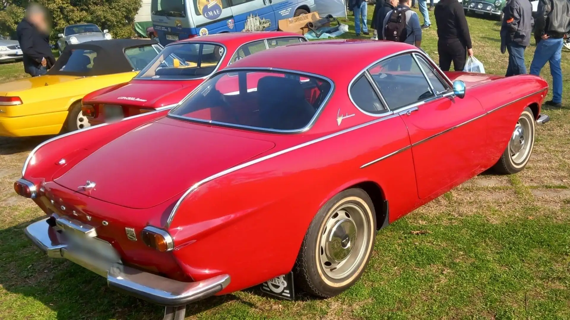 Per la produzione la Volvo si rivolse inizialmente alla Karmann