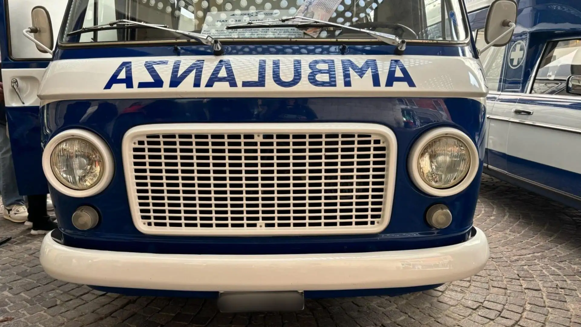 Era dotato di meccanica tradizionale, con trazione posteriore e ponte posteriore rigido
