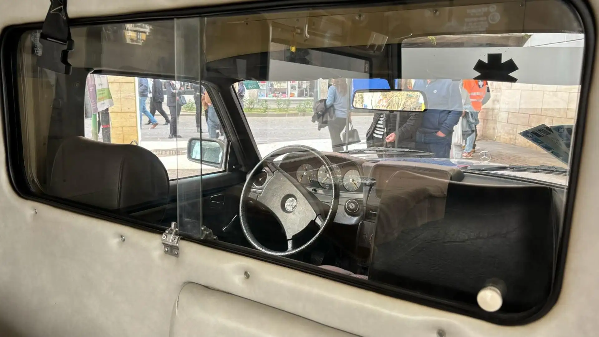Questo vetro a scorrimento divideva la cabina di guida dallo spazio di soccorso