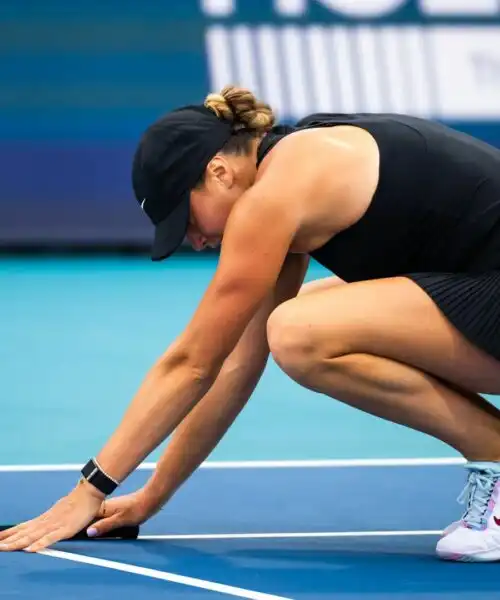 Aryna Sabalenka vince dopo la tragedia e abbraccia Paula Badosa: foto