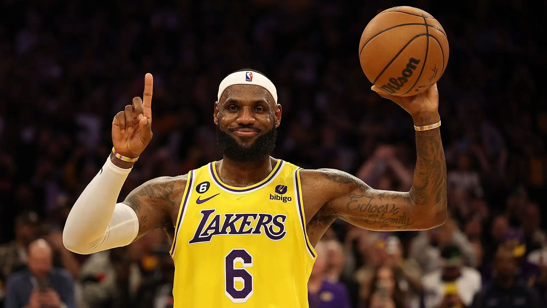 5- LeBron James ha guadagnato complessivamente 1.7 miliardi di dollari
