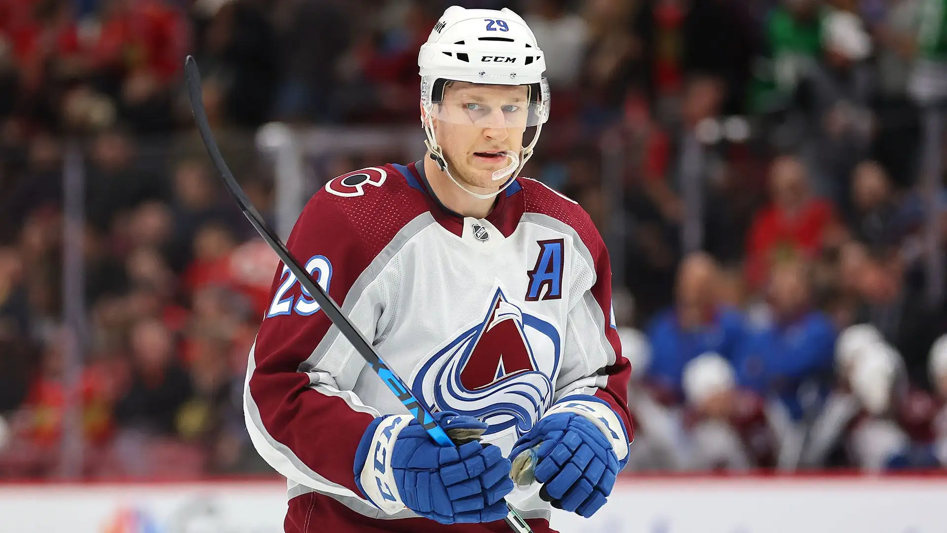 NHL (Hockey su ghiaccio): stipendio medio per giocatore $3,538,520. Nella foto Nathan MacKinnon 