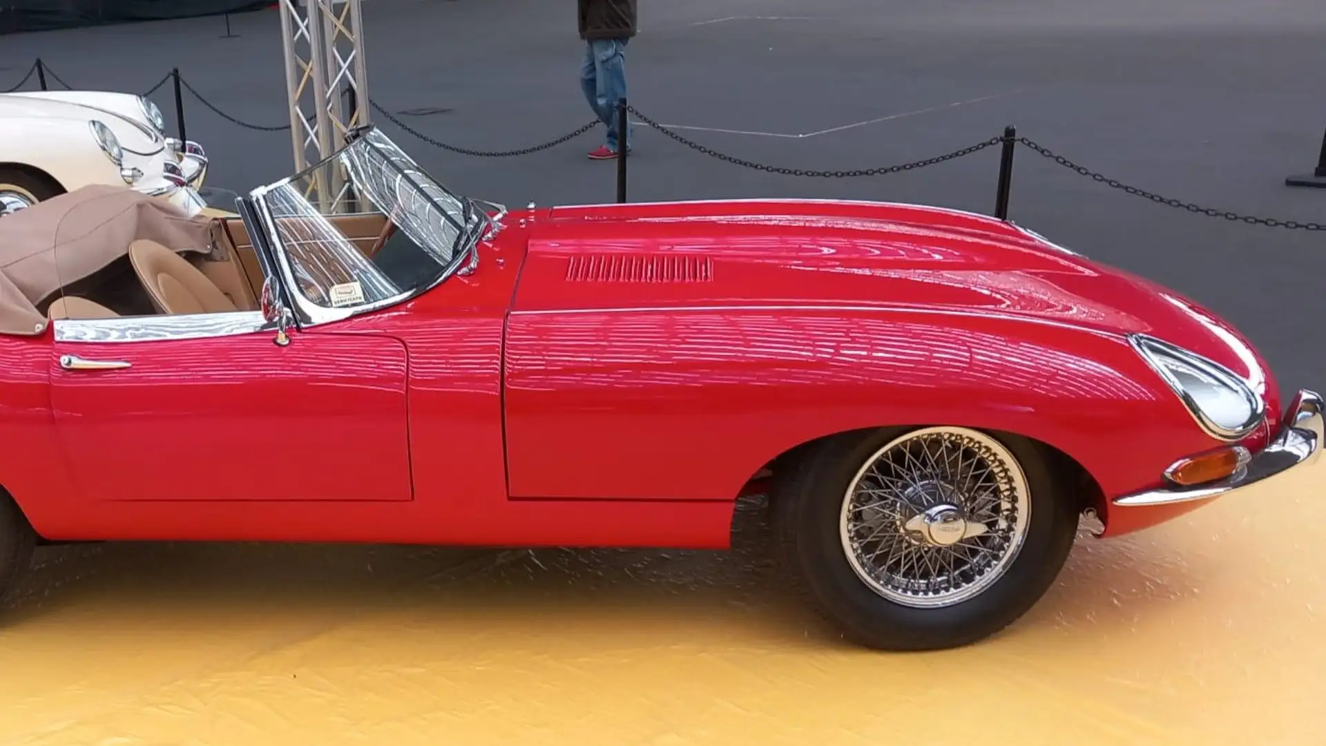 Presenti auto da collezione ed esemplari di produzione più recente
