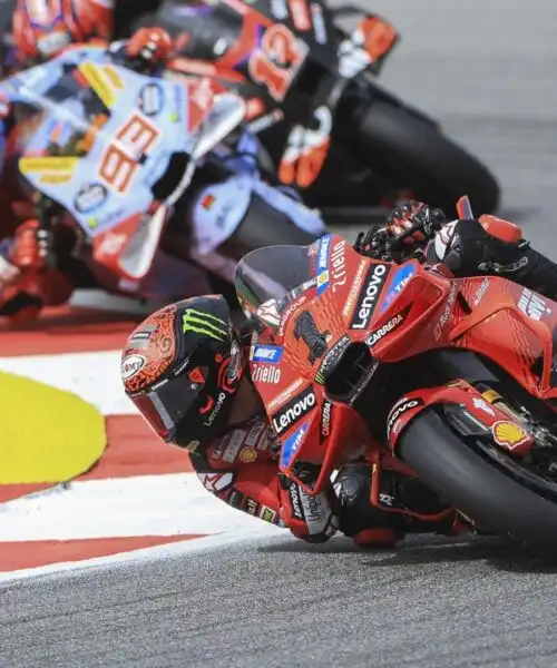 MotoGp Portogallo: collisione Marquez-Bagnaia, entrambi ko. Vince Martin