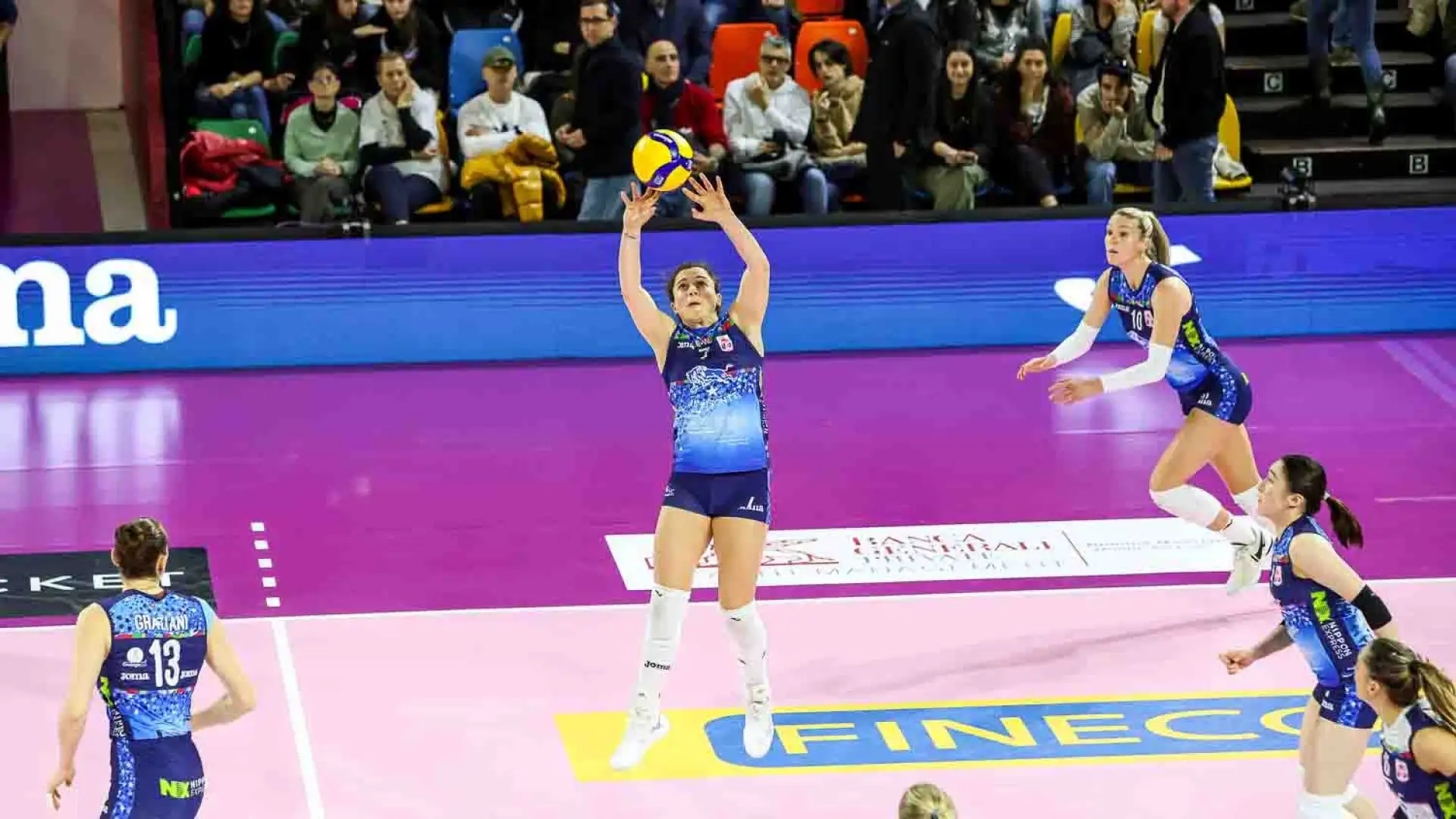 Il match offre a Orro e alle sue compagne l'opportunità di recuperare la seconda posizione in classifica, distante solo un punto (58 a 57) da Scandicci.