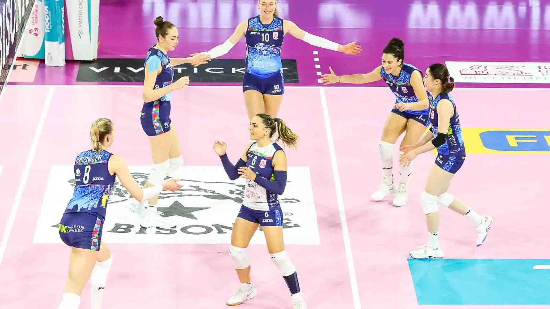 La partita vede ben quattro ex giocatrici e membri dello staff in campo.