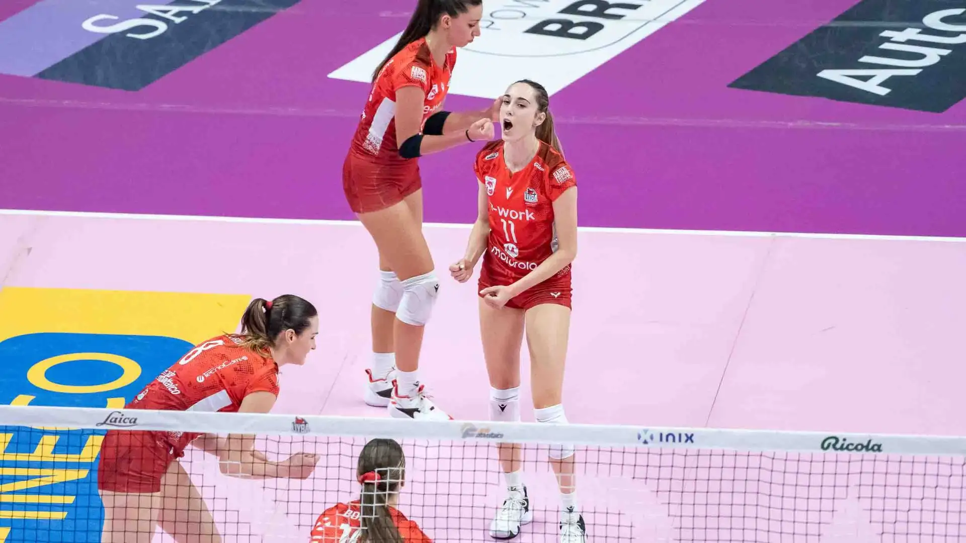 Il colore rosso, simbolo di forza e passione, rimane il filo conduttore che collega il passato al presente, garantendo la continuità e la riconoscibilità del team. 