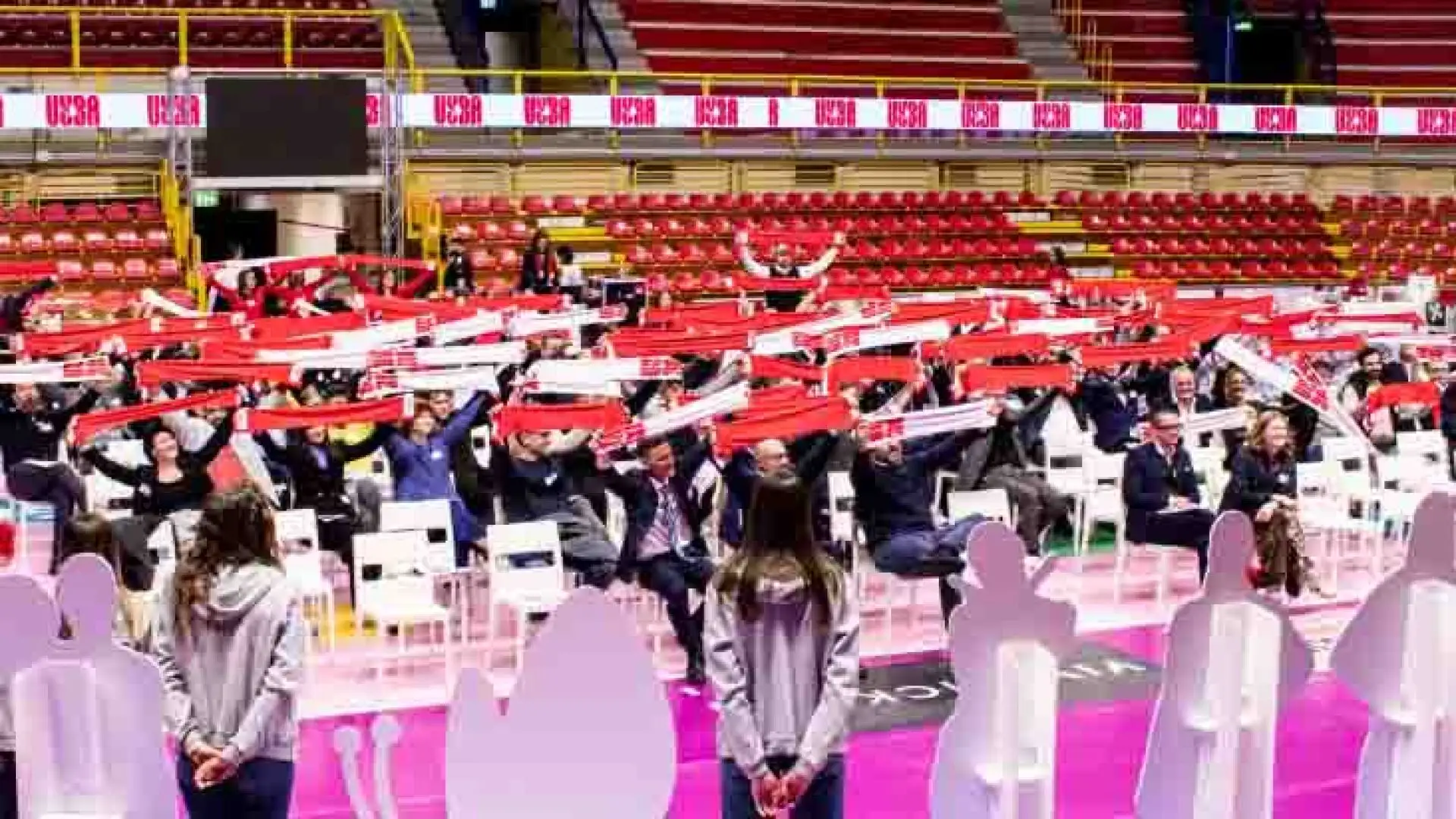 Il nuovo concept UYBA si propone di ridefinire i canoni del panorama sportivo anziché seguirli, incarnando le peculiarità del brand, i suoi valori e la sua identità in artefatti visivi.