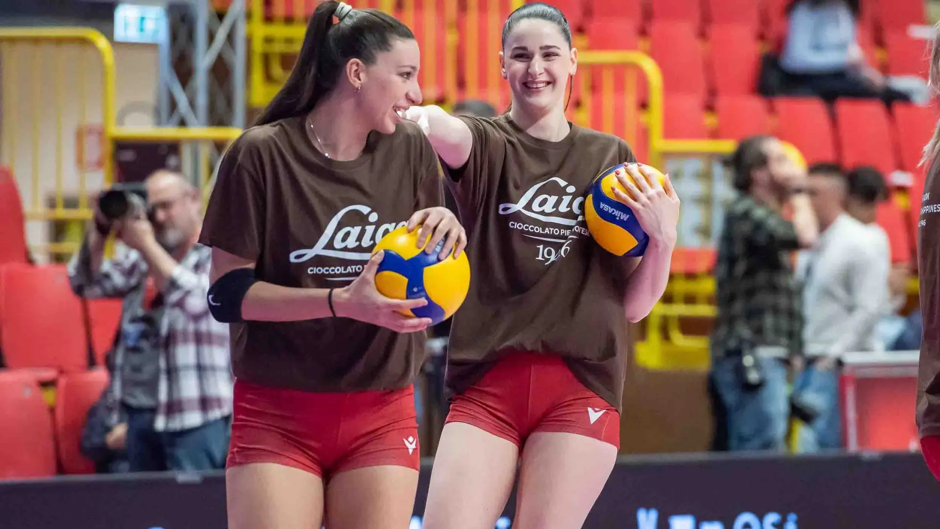 Il lettering UYBA, appositamente creato, si ispira al modulo costruttivo del campo da pallavolo, attraversato da una farfalla unica e dinamica. 