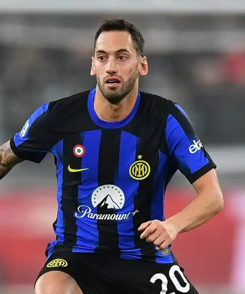 Hakan Calhanoglu giura fedeltà all’Inter