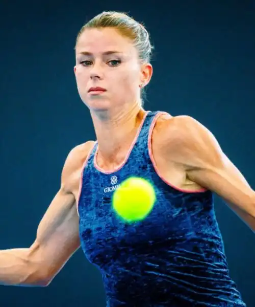 Camila Giorgi scalda i muscoli: le foto