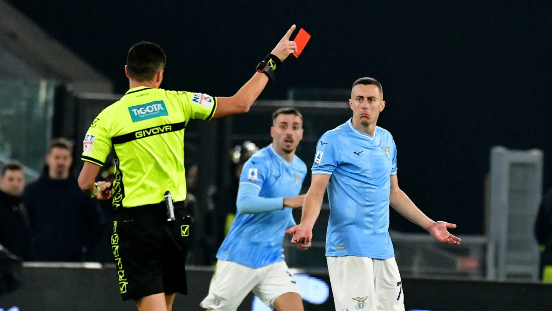 Al 94' rosso a Marusic dopo alcune parole di troppo all'arbitro 
