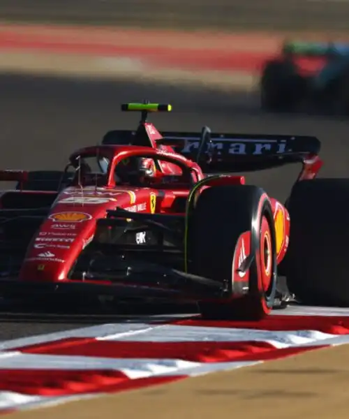 Carlos Sainz il più veloce nelle terze libere in Bahrain, in top 5 anche Charles Leclerc