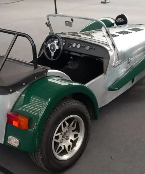 Caterham Seven, la leggenda delle kit car. Le foto