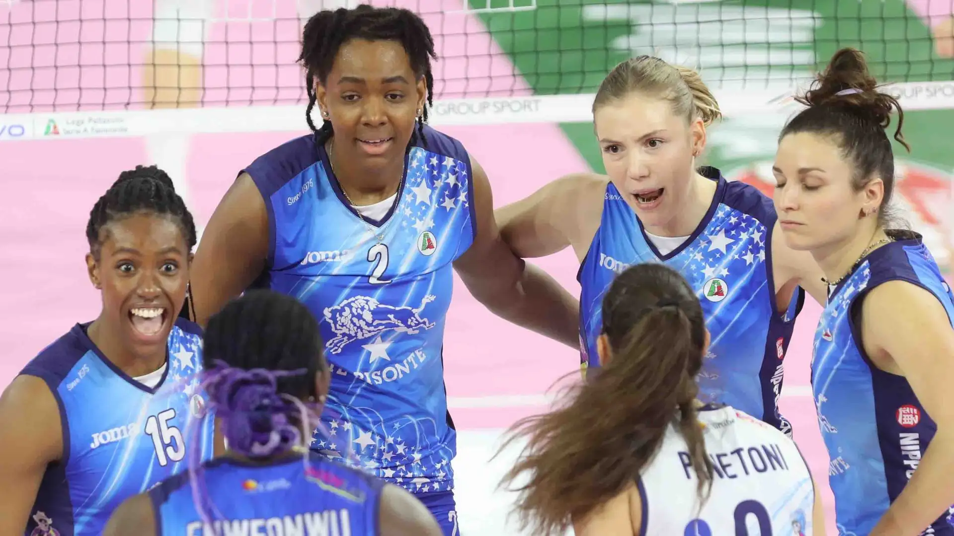 Ha rappresentato anche la Nazionale belga, raggiungendo gli ottavi di finale agli ultimi Campionati europei e classificandosi nona alla Coppa del Mondo più recente.