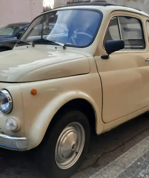 Nonostante l’età un’affascinante Fiat 500 non è stanca di scorrazzare: le foto