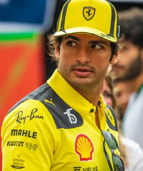 Carlos Sainz dal sorpasso su Max Verstappen al trionfo davanti a Charles Leclerc